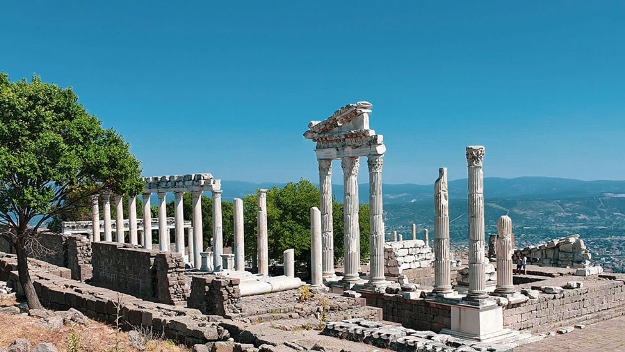 Bergama’nın En Büyük Kütüphanesi: Konumu ve Öne Çıkanlar [2026] - Kapak Görseli